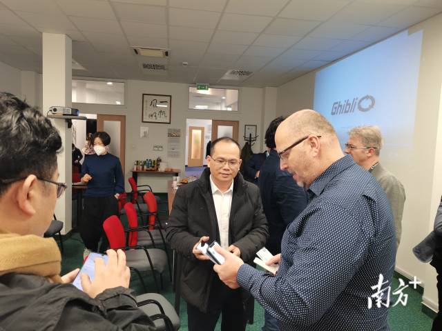 石神宋与欧洲客户进行交流。